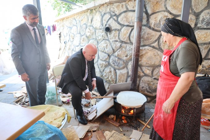 baskan-biyik,-cemevi’nde-canlarla-yufka-pisirdi-(2).jpg