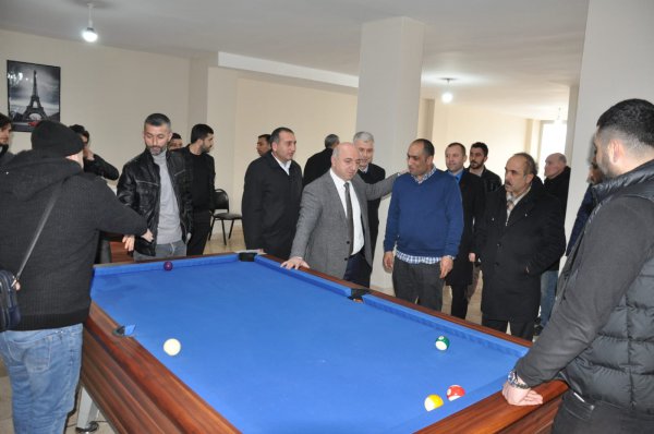 biyik-genclerle-bilardo-oynadi-(4).jpeg