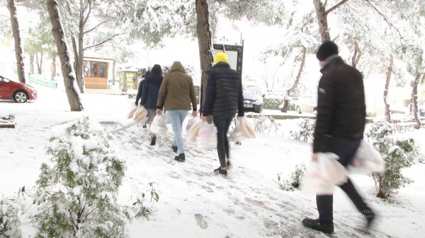 darica’da-karantinadaki-vatandaslara-sicak-yemek-yardimi-karyagisinda-durmadi-(2).jpg