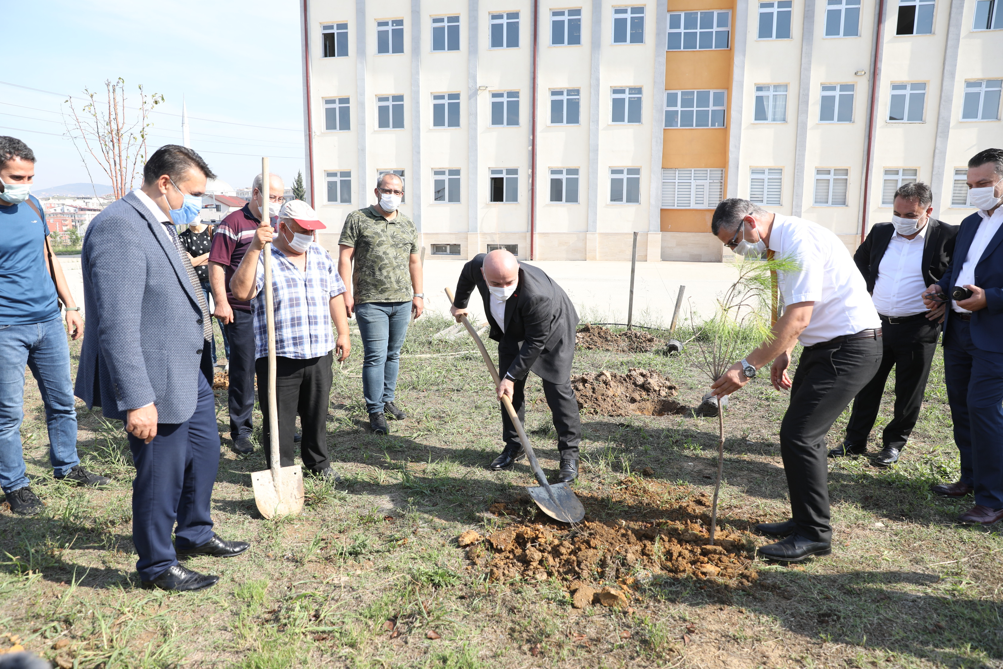 darica’da-okul-bahcelerine-fidan-dikiliyor-(3).jpg