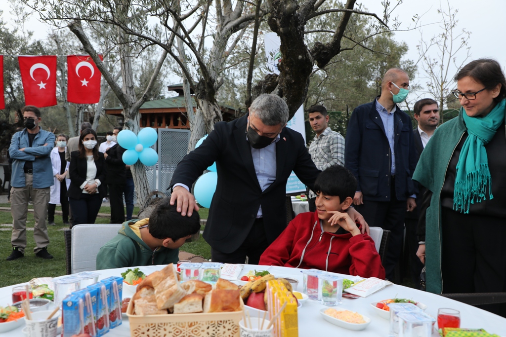 yetim-cocuklar-ve-ailelerine-iftar-(12).jpg