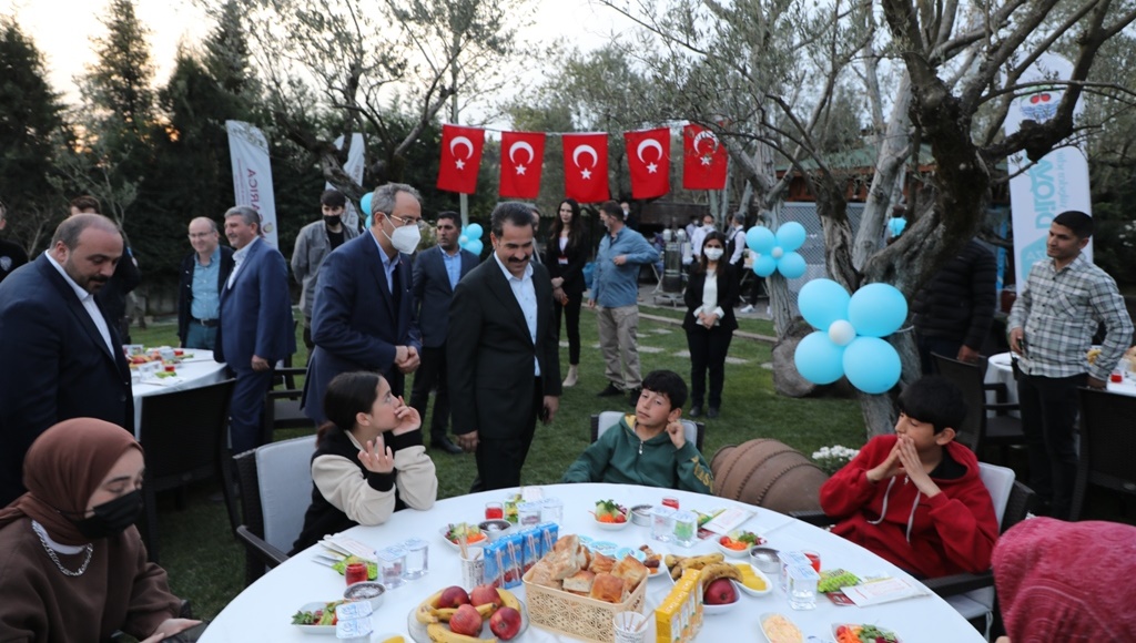 yetim-cocuklar-ve-ailelerine-iftar-(13).jpg