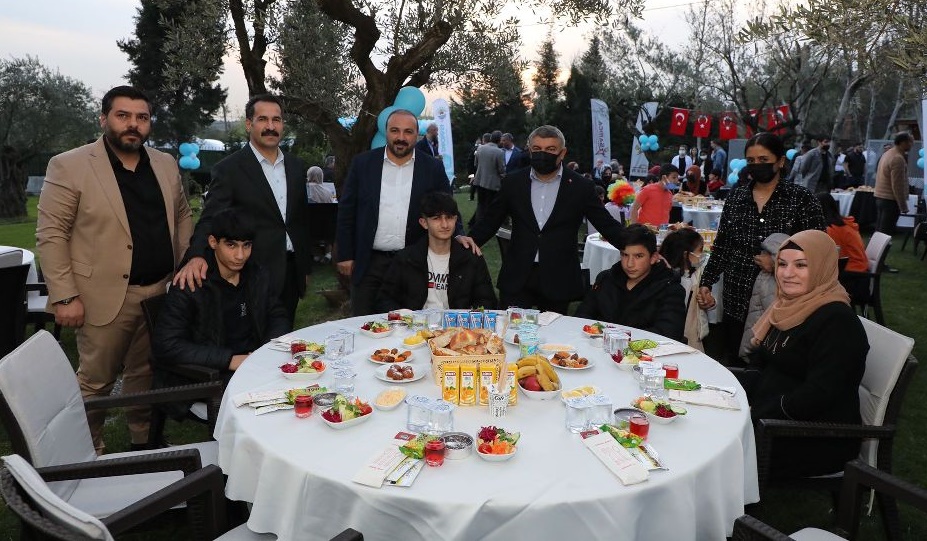 yetim-cocuklar-ve-ailelerine-iftar-(2).jpg