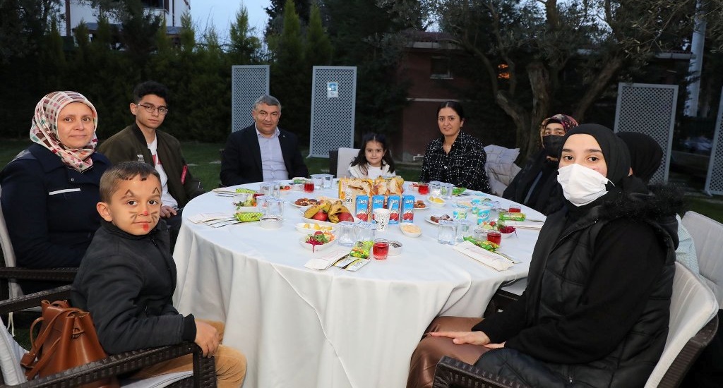 yetim-cocuklar-ve-ailelerine-iftar-(5).jpg