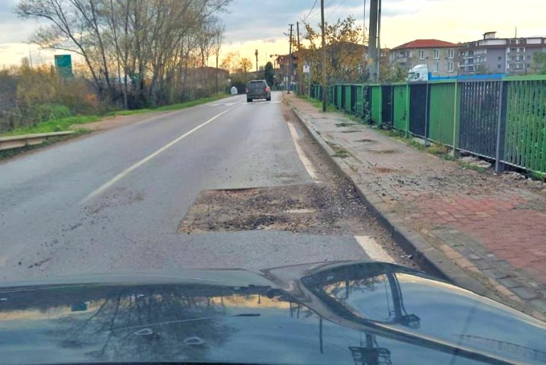 İzmit Alikahya’da Yoldaki Çukur Tehlike Saçıyor!