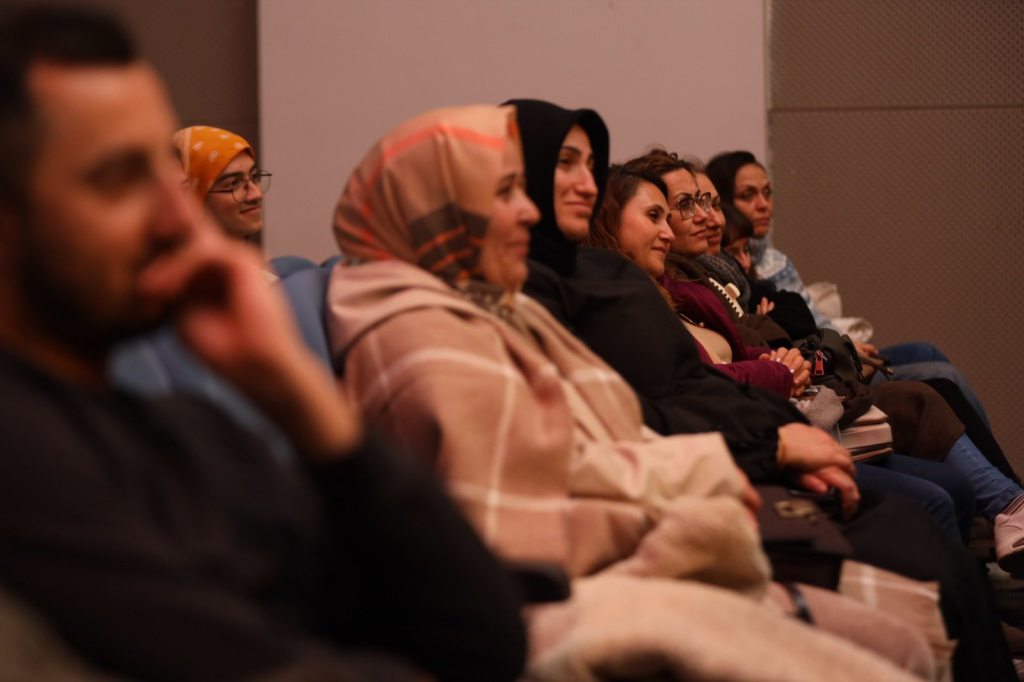 Körfez’de ‘Kırık Ayna’ Tiyatro Oyunu Ayakta Alkışlandı!