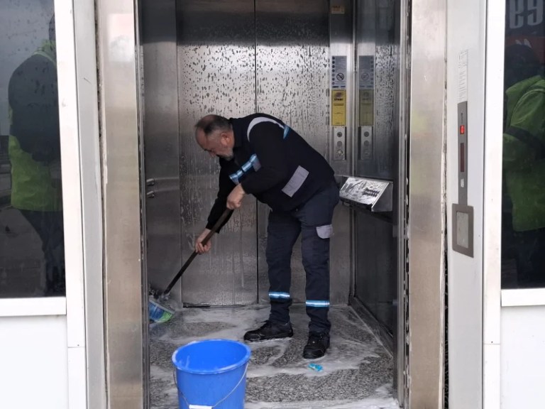 Kocaeli’de Üst Geçit Asansörleri Tertemiz!