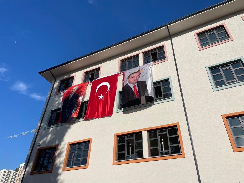 Açılışının Üzerinden 1 Ay Geçen Lisede Korkutan Olay: Öğrenci 3. Kattan Düştü