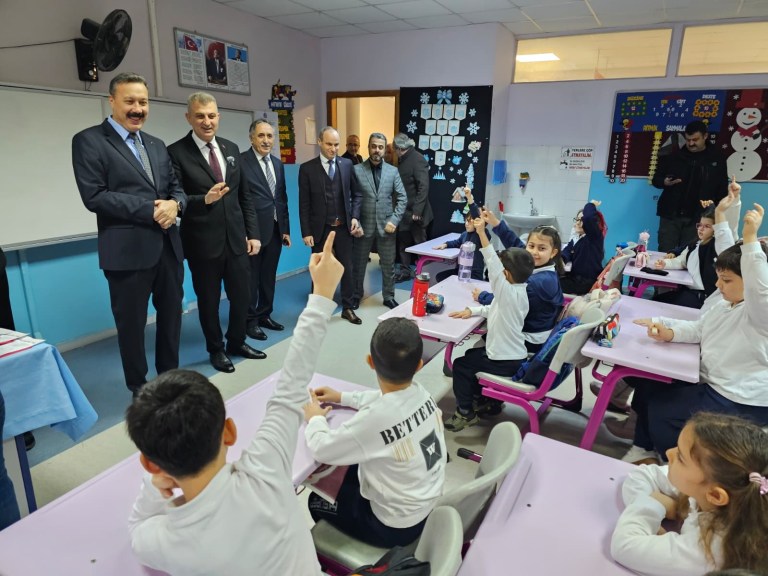Başkan Sezer, Gölcük’te Karne Heyecanına Ortak Oldu!