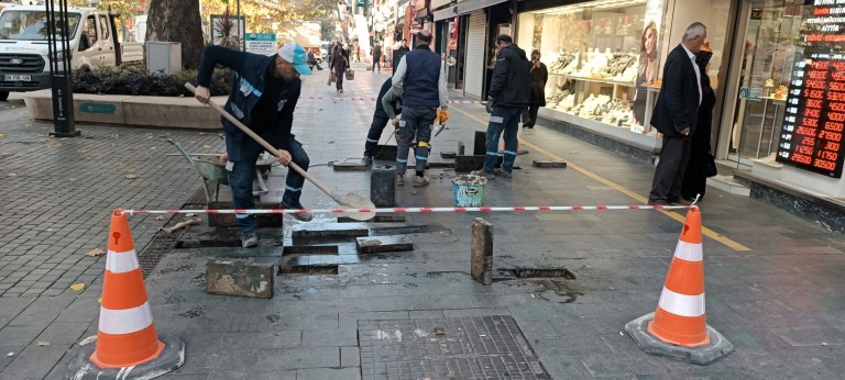 İzmit Cumhuriyet Bulvarı’nda Granit Taşlara Bakım!