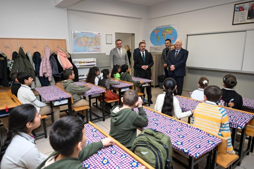 İzmit’te Karne Sevinci: Vali Aktaş Öğrencilerle!