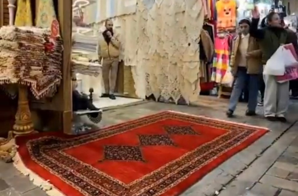 Çarşıda Serilen Halıya Kimse Basamadı!