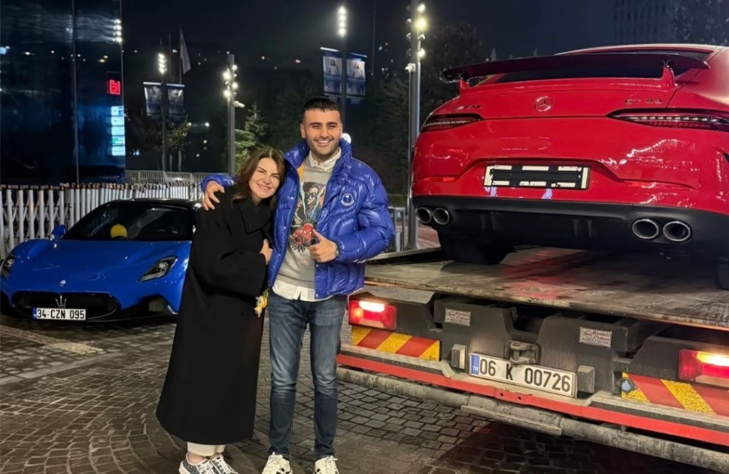 CZN Burak’tan annesine lüks Mercedes sürprizi!