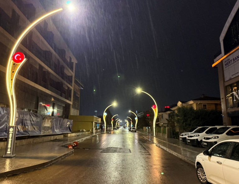 İzmit’te Şehit Ergün Köncü Caddesi ışıl ışıl!