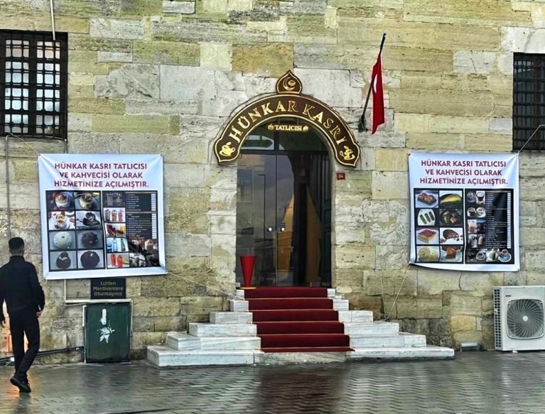 Yeni Camii’ye asılan afişlere tepki