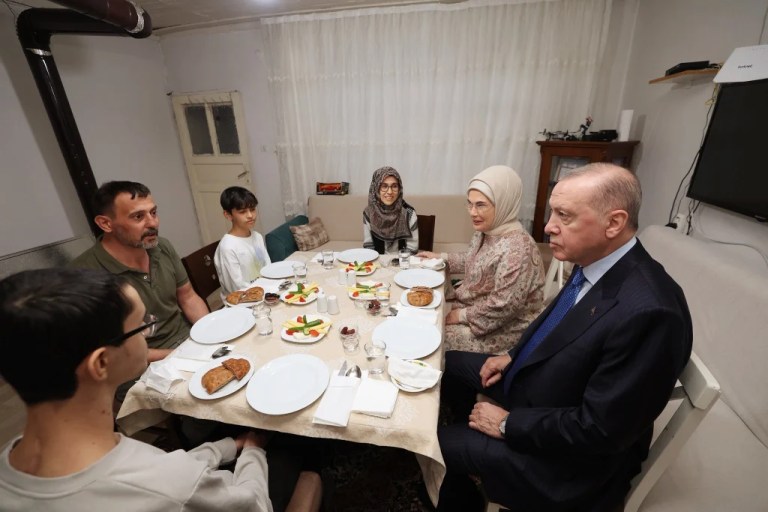 Cumhurbaşkanı Erdoğan’dan İstanbul’da Sürpriz İftar Ziyareti