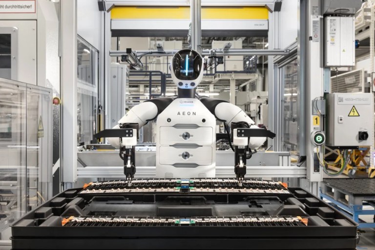 BMW, Almanya’daki fabrikasında yapay zekalı robotları işe alıyor