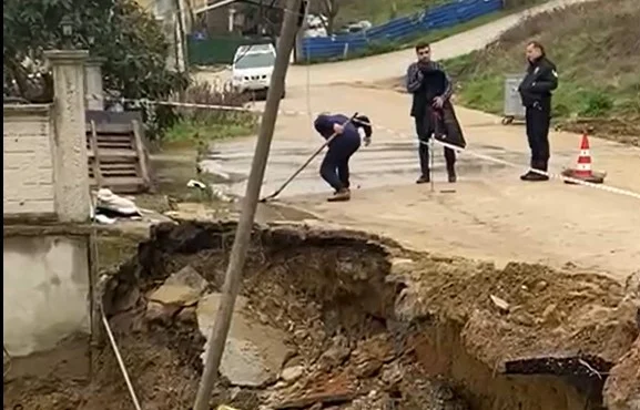 İzmit Tüysüzler’de Korkutan Toprak Kayması!