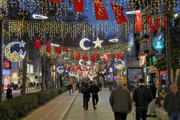 İzmit, Ramazan’ı ışıl ışıl karşılıyor!