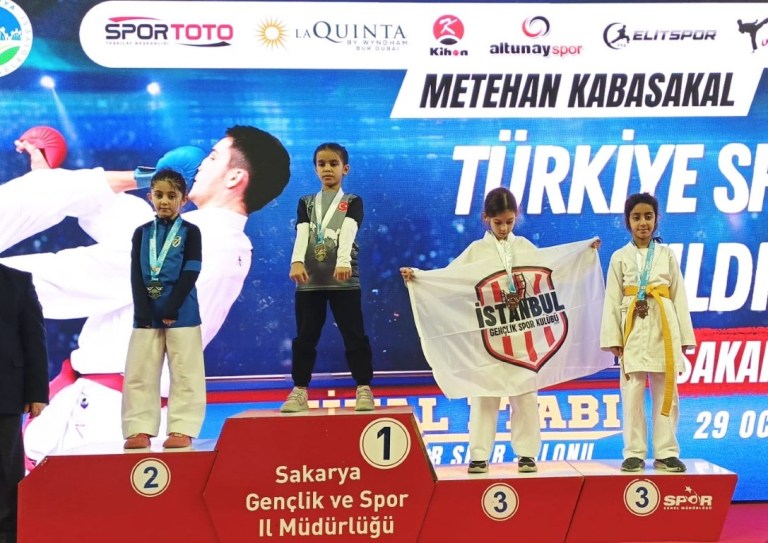 Kartepeli Karateciler Sakarya’da Madalyaları Topladı!