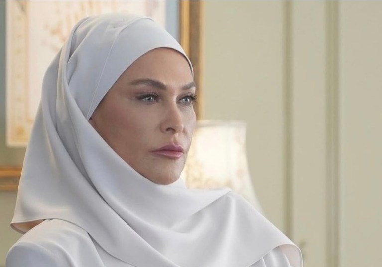 Hülya Avşar’ın Yeni Rolü İçin Tesettür Stili!