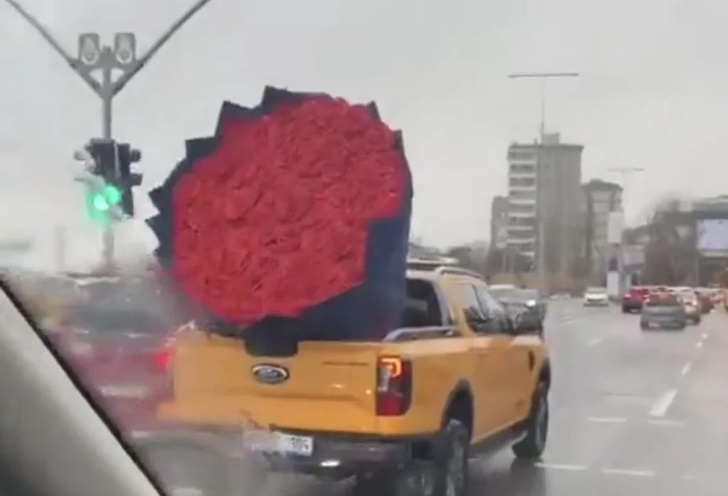 İstanbul’da Devasa Çiçek Buketi Trafiği Şaşırttı!