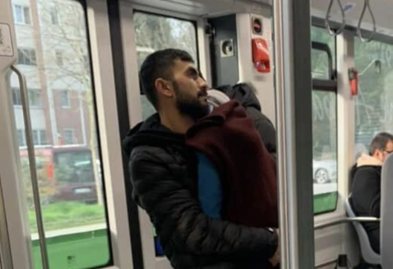 Tramvayda Uyutulan Çocukla Dilenen Çifte Tepki