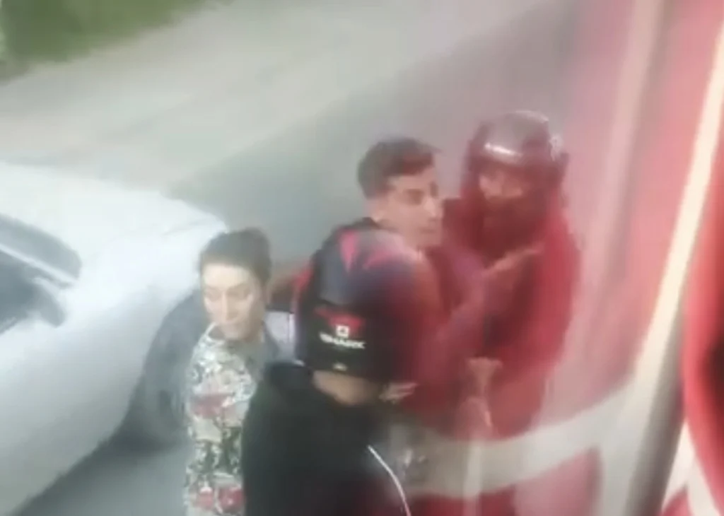 Başiskele’de otomobil sürücüsünden servis aracına saldırı!