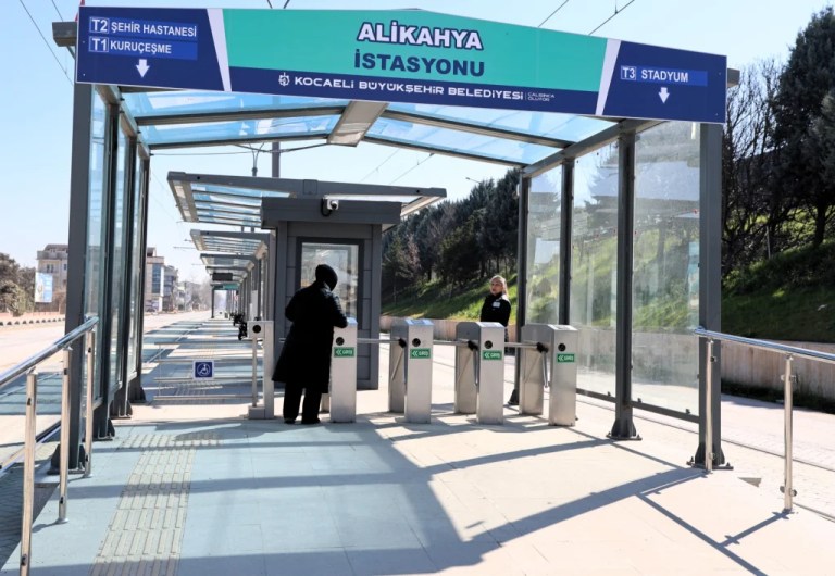 Akçaray Tramvay Hattı’nda Yeni Durak Tabelaları Asıldı