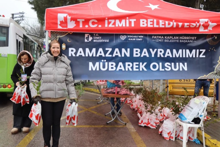 İzmit Belediyesi’nden mezarlıklarda fide dağıtımı