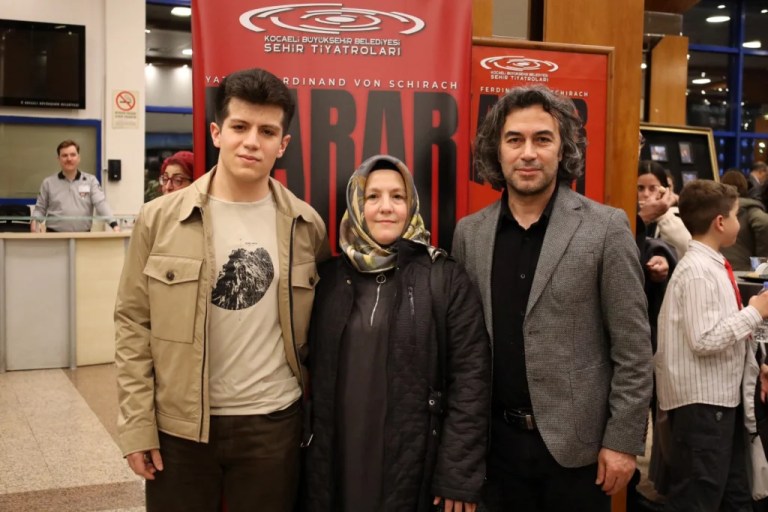 Dunya Tiyatro Günü’nde “Karar” oyunu sahnelendi