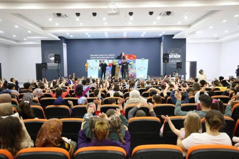 Derinceli çocuklar tiyatro ile eğlendi, öğrendi