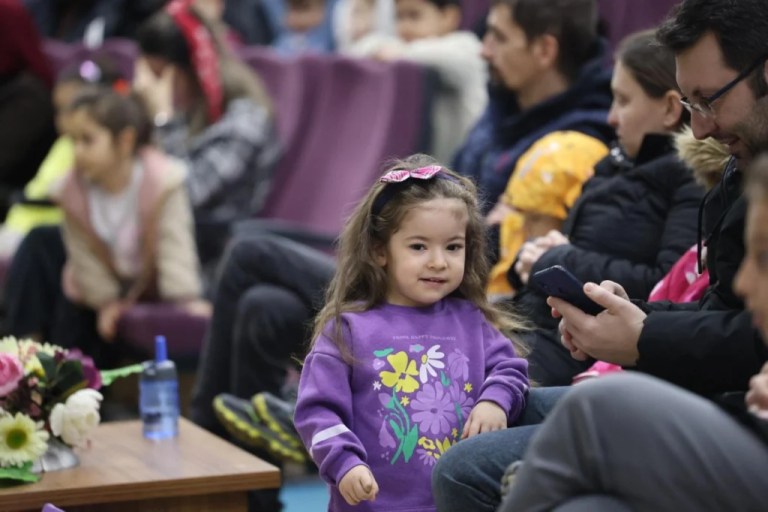 Kartepeli çocuklar tiyatro ve eğlence ile buluştu