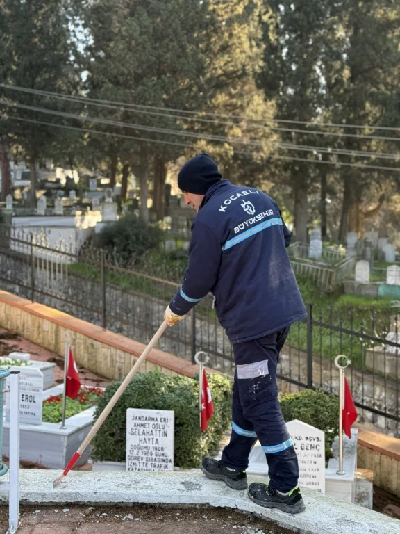 Büyükşehir’den şehitliklere 18 Mart özel bakımı