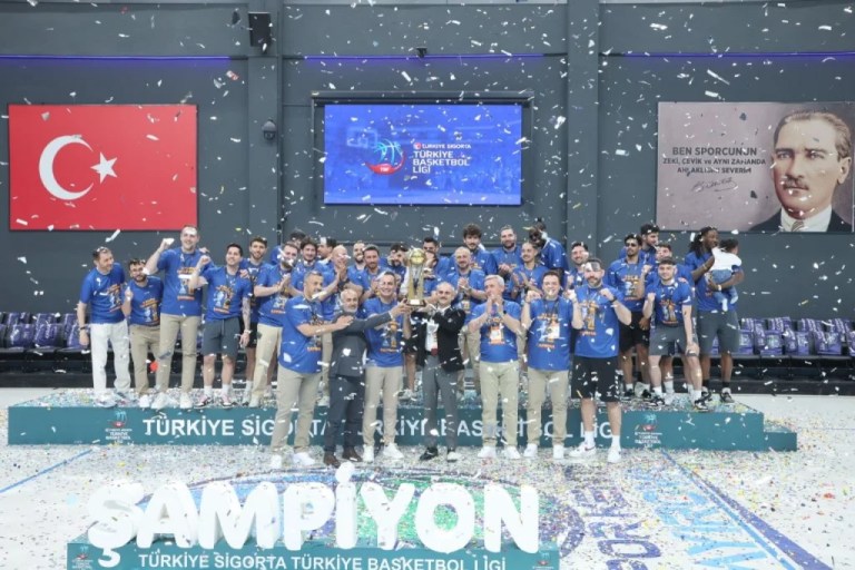 Çayırova Belediyesi Şampiyonluk Kupasını Kaldırdı