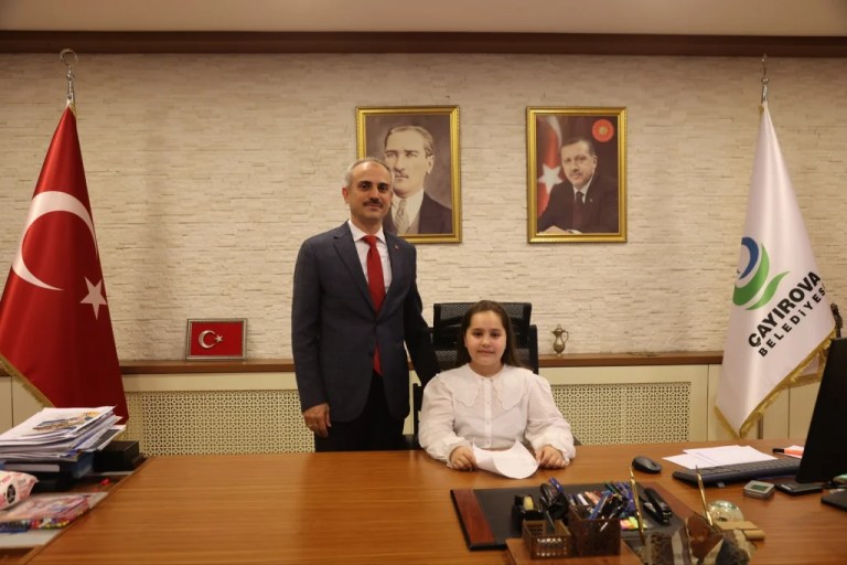 Başkan Çiftçi koltuğunu minik Hira’ya devretti