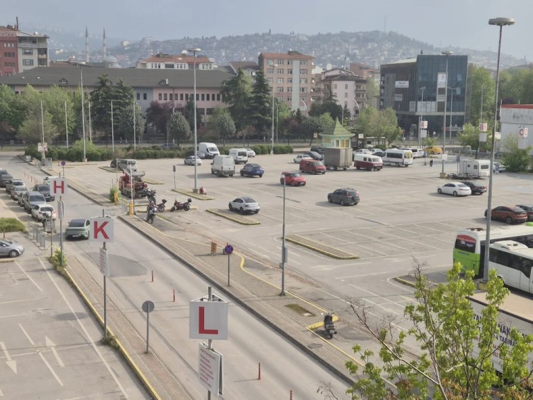 İzmit’te 1 Mayıs hazırlığı: Real otoparkı kapandı