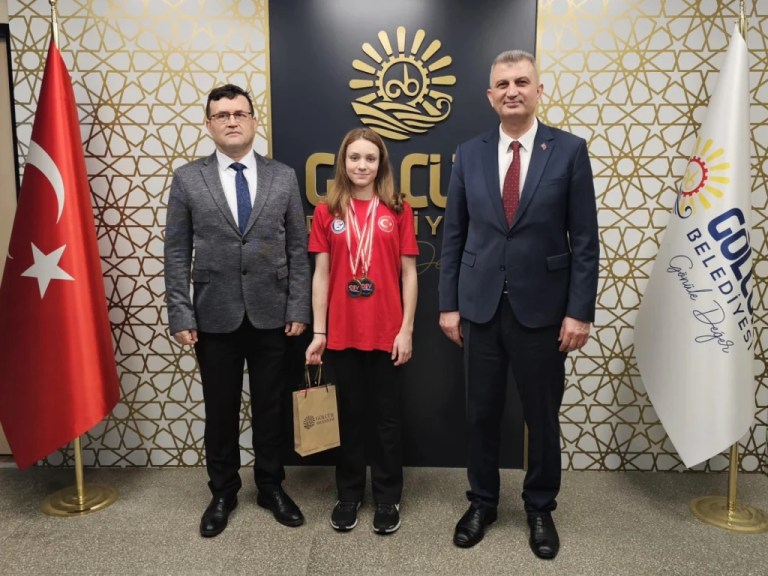Başkan Sezer’den milli yüzücü Alara Gökalp’e tebrik