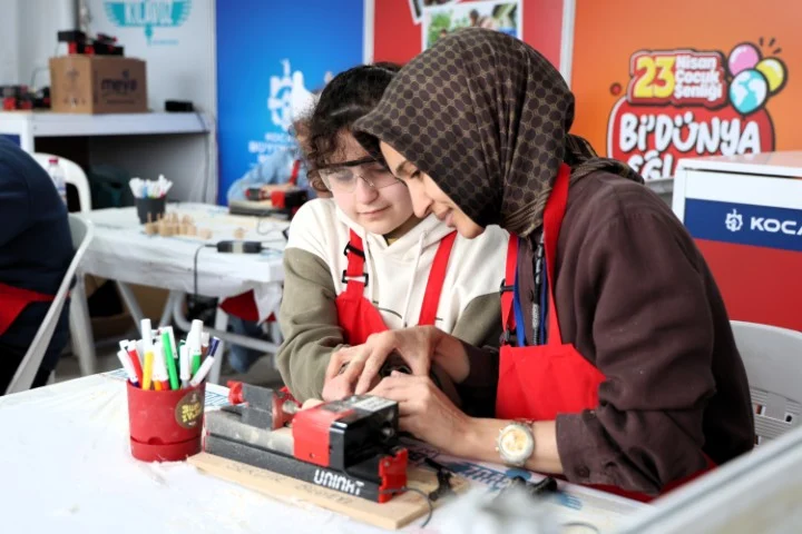 23 Nisan Şenliğinde Çocuklar Hem Eğleniyor Hem Öğreniyor