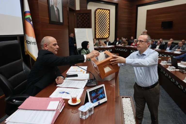 Körfez Belediyesi’nde yeni komisyonlar belirlendi