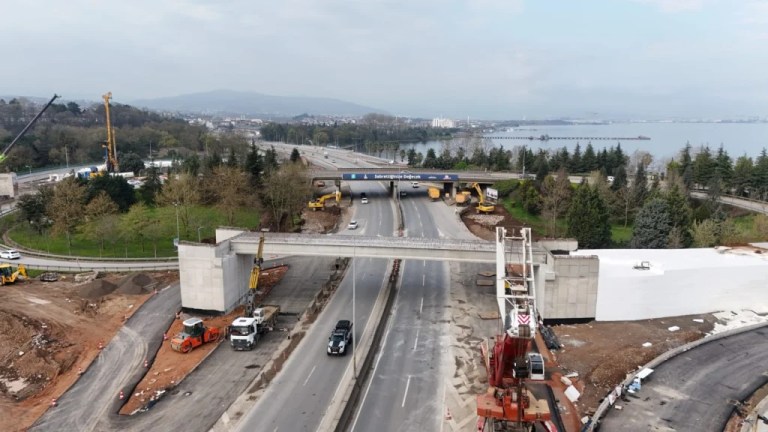 Başiskele’de dev kirişler 9 saatte yerleştirildi!