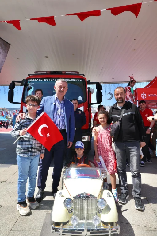 Başkan Büyükakın’a çocuklardan sevgi seli