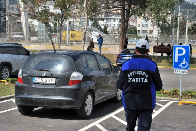 Büyükşehir zabıtasından çift taraflı park denetimi