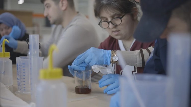 Gonca’da sevgi kokulu kolonya üretimi