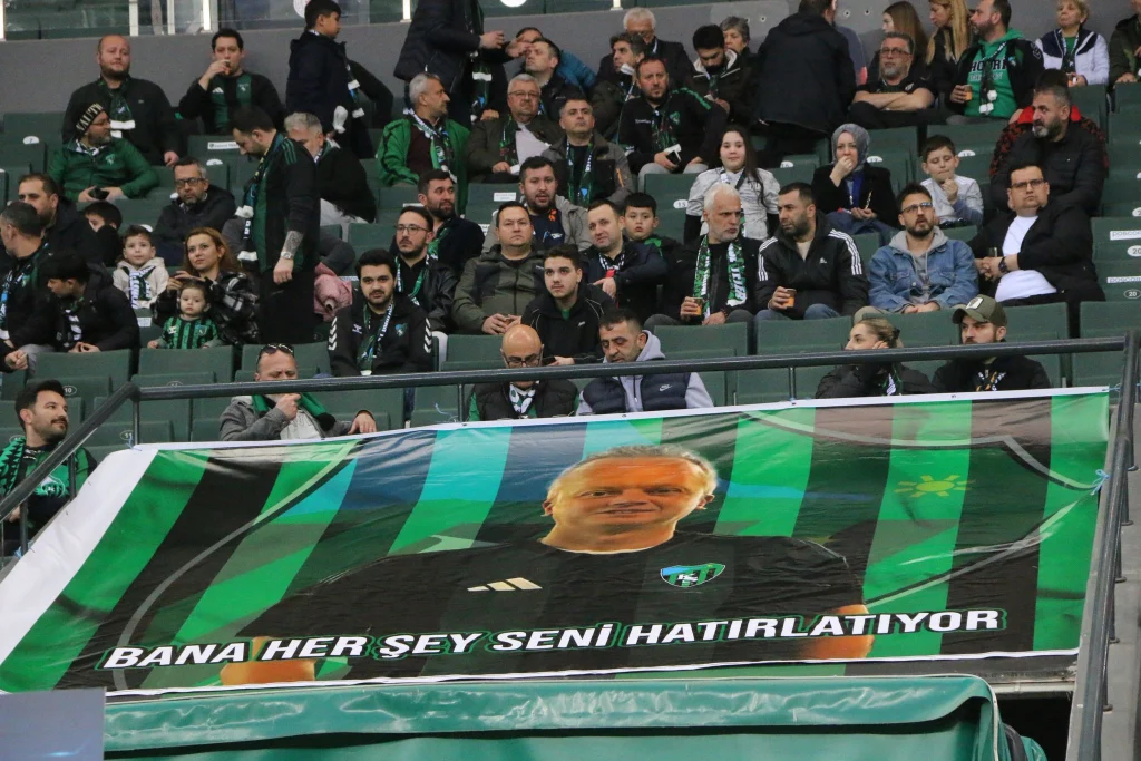 Kocaelispor’dan Cem Özer’e Vefa Pankartı