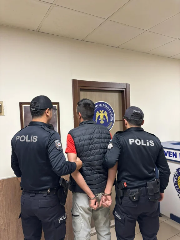 Firari dolandırıcı kıskıvrak yakalandı!