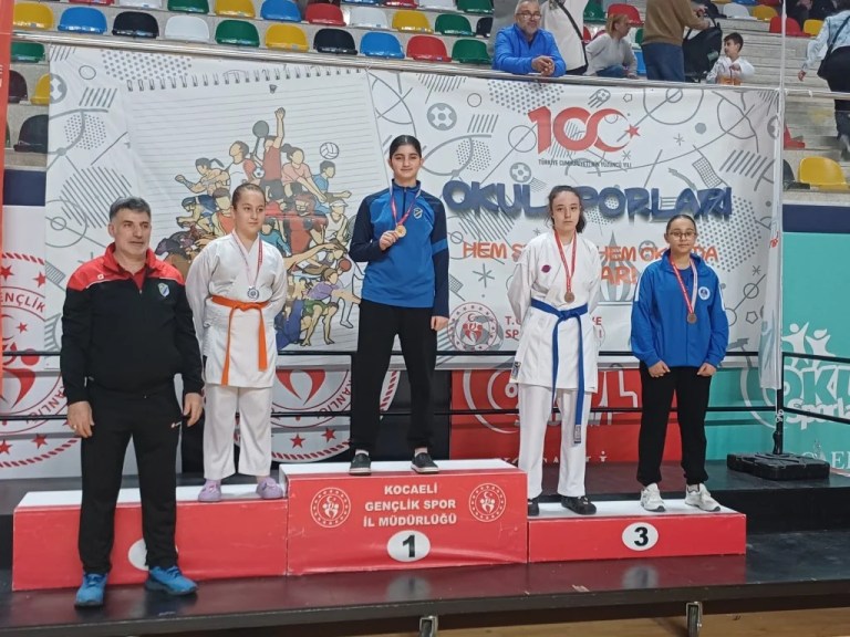 Kartepeli karatecilerden madalya yağmuru