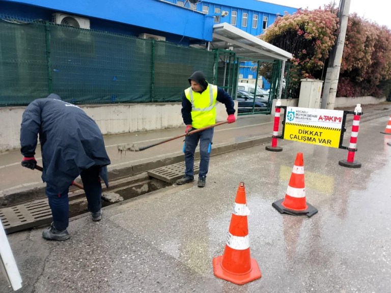 Kocaeli’de yağışlara karşı mazgal temizliği sürüyor
