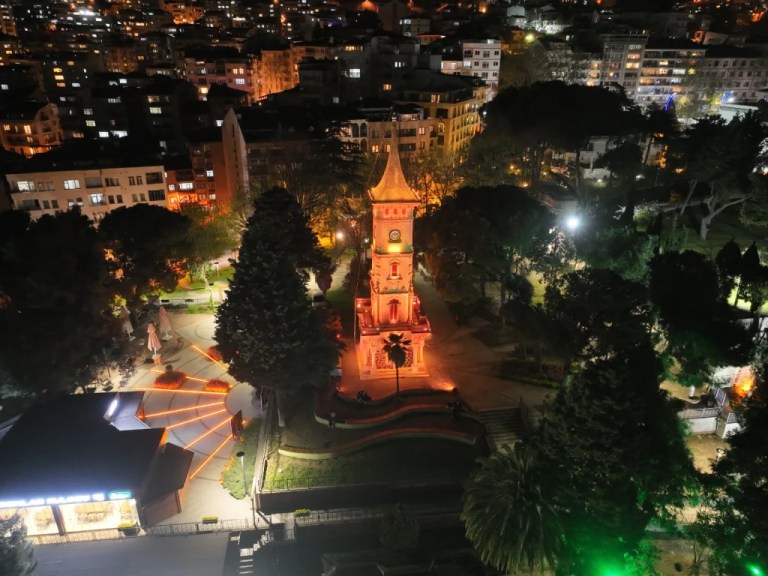 İzmit Saat Kulesi yeni ışıklandırmasıyla göz kamaştırıyor