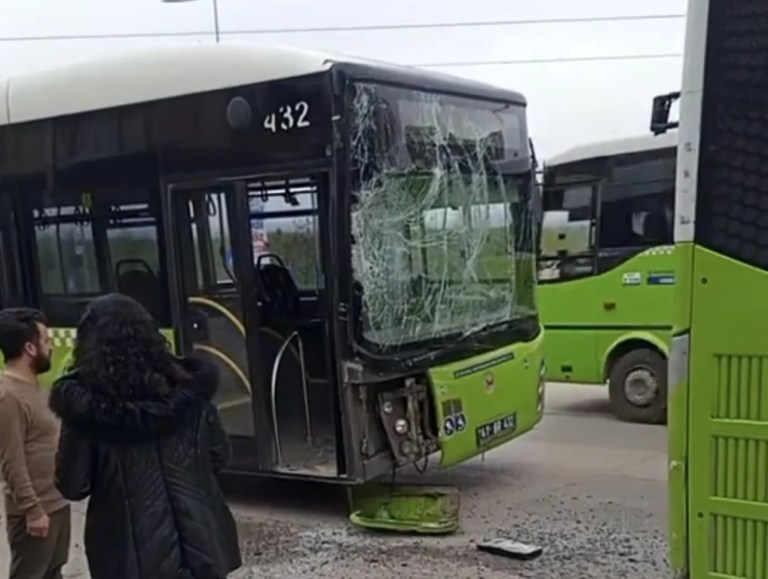 Körfez’de İki Belediye Otobüsü Çarpıştı!